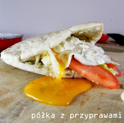 pomysl-na-sniadanie-jajko-sadzone-w-bulce-pita