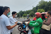 Relawan #GerakanBerbagiUntukWarga Bagikan Ratusan Nasi Bungkus dan Masker  Kepada Warga Kota Medan