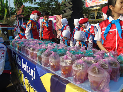 PMR SMPN 1 WEDARIJAKSA BAGI-BAGI TAKJIL GRATIS