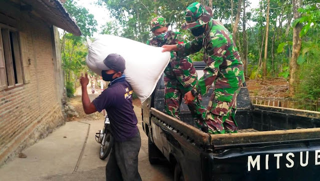 Satgas TMMD Bantu Warga Angkat Padi