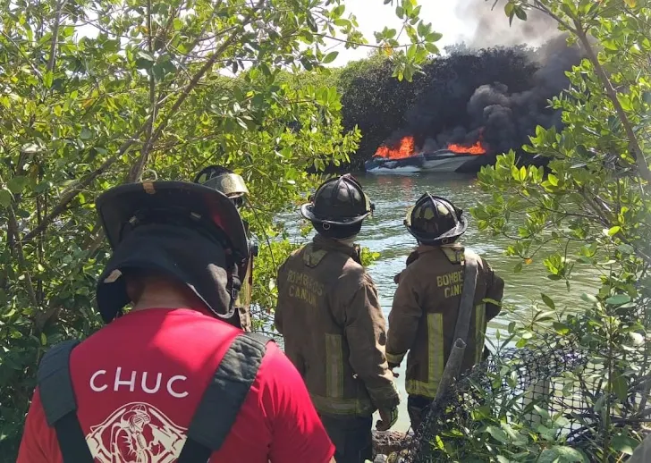 Un yate se incendia en la laguna Nichupté de Cancún