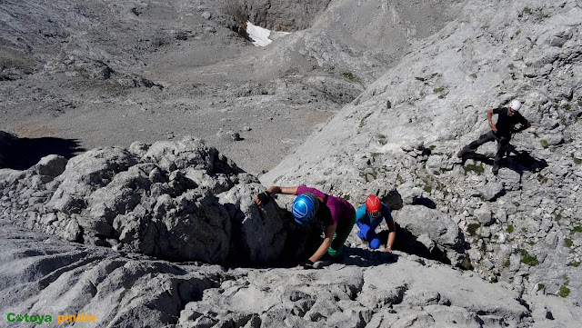 Subida a las Torres Areneras y a las Cuetos del Trave, pasando por el Refugio de Urriellu y el de Cabrones, en el Macizo Central de Picos de Europa.