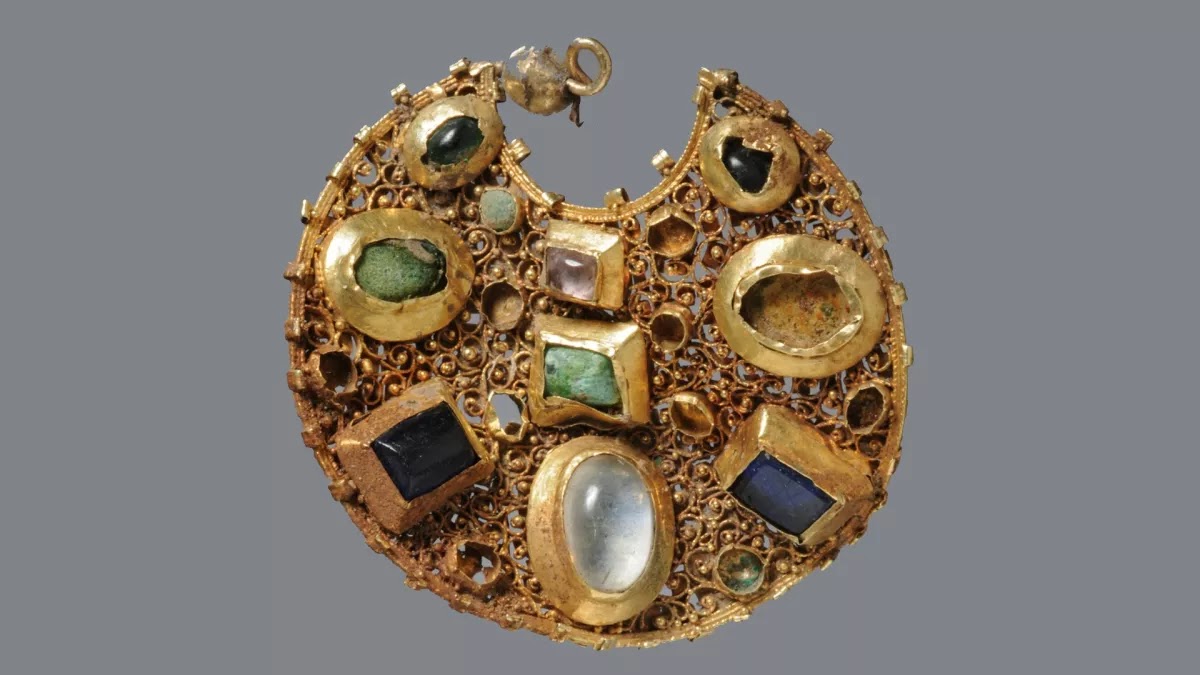 Η εμπρόσθια όψη ενός χρυσού σκουλαρικιού σε βυζαντινό ύφος που βρέθηκε με την βοήθεια ανιχνευτή μετάλλων στη Γερμανία. [Credit: © ALSH]