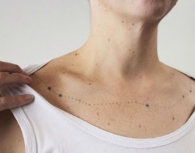 tatuaje constelación cuello