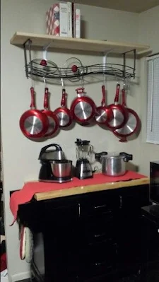 Na cozinha, uma boa ideia é utilizar ganchos e suportes para organizar panelas, frigideiras e outros utensílios.