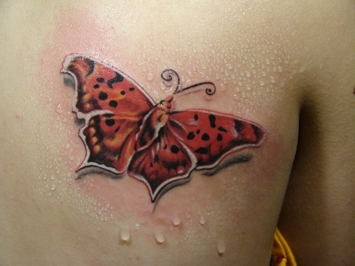 vermelho_tatuagem_de_borboleta_nas_costas