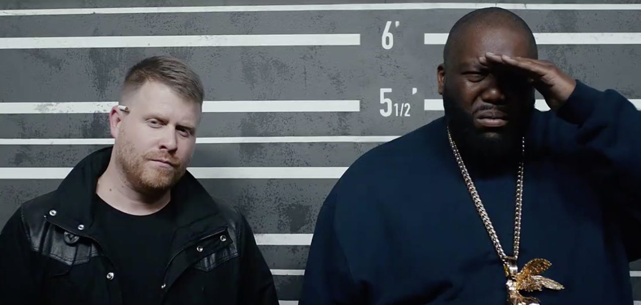 EL-P und Killer Mike stehen in einem amerikanischen Verhörzimmer 