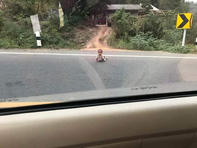 Oh dear! Baby crawls out of the house to the highway while his parents were sleeping (photos)