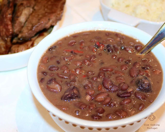 Estufado Feijão preto com enchidos na slow cooker