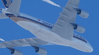 avion diffusant des trainées qui ne sortent pas des réacteurs