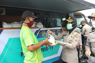 Bakti Sosial Cegah Covid-19, Polresta Yogyakarta Bagikan Nasi Dus dan Masker Gratis 