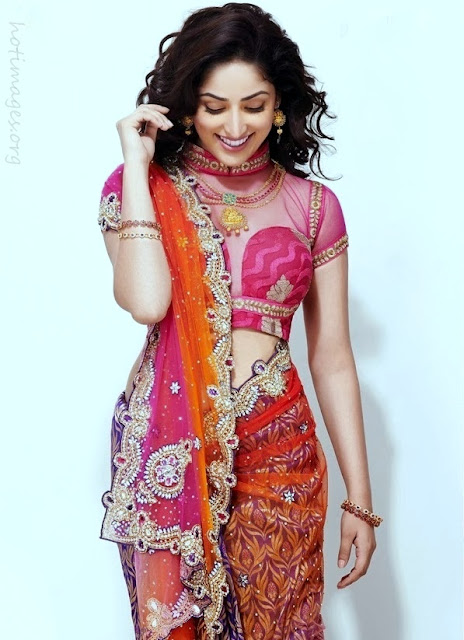 Yami-Gautam-In-Beautiful-Full-Sari