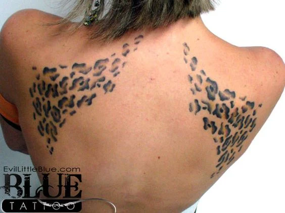 preciosa modelo con tatuaje de leopardo