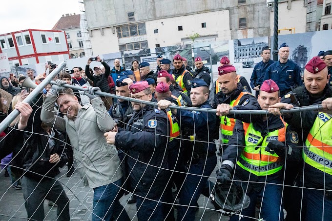 Rendőrség: csak az agresszív tüntetőket fújták le a Karmelitánál