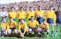 U. D. LAS PALMAS - Las Palmas de Gran Canaria, España - Temporada 1953-54 - Pepín, Beneyto, Torres, Villar, Juanono, Beltrán, Gorrín (suplente); Ricardito, Macario, Villota, Gallardo y Peña - U. D. LAS PALMAS 7 (Pica p.p., Gallardo, Villota, Macario, Peña y Ricardito) C. D. CASTELLÓN 0 - 18/04/1954 - Liga de 2ª División, jornada 29 - Las Palmas de Gran Canaria, estadio Insular - Las Palmas se clasificó 1º en el Grupo Sur de la Liga de 2ª División y ascendió a 1ª. Navarro Mazotti y Saturnino Grech fueron los entrenadores, con la contribución provisional por 1 jornada de Luis Valle