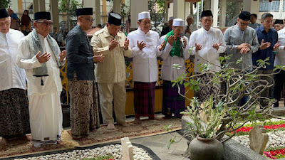 Sambangi Jatim, Prabowo Ziarahi Makam Pendiri NU dan Bertemu Puluhan Ulama