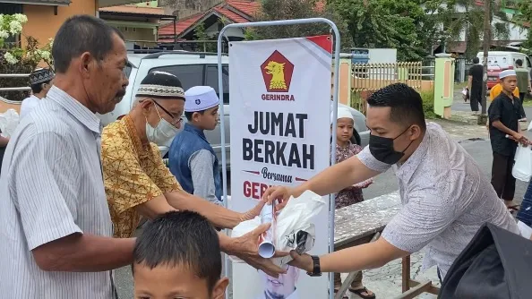 Andre Rosiade Berbagi Ratusan Nasi Kotak di Masjid Al Mukhlisin Jalan Enggang