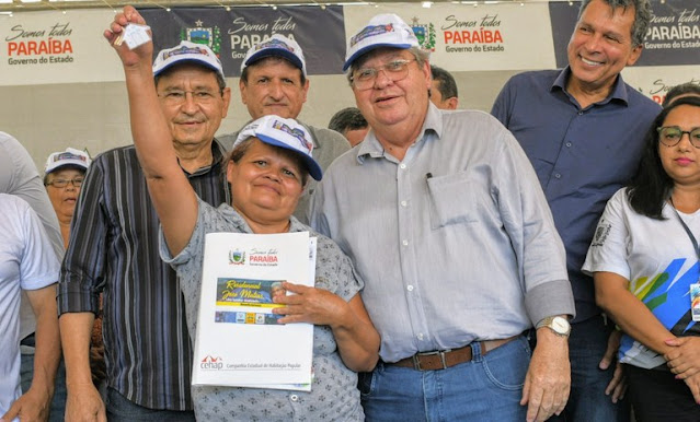 João Azevêdo entrega 100 casas em Belém e é homenageado por compromisso com programa de habitação