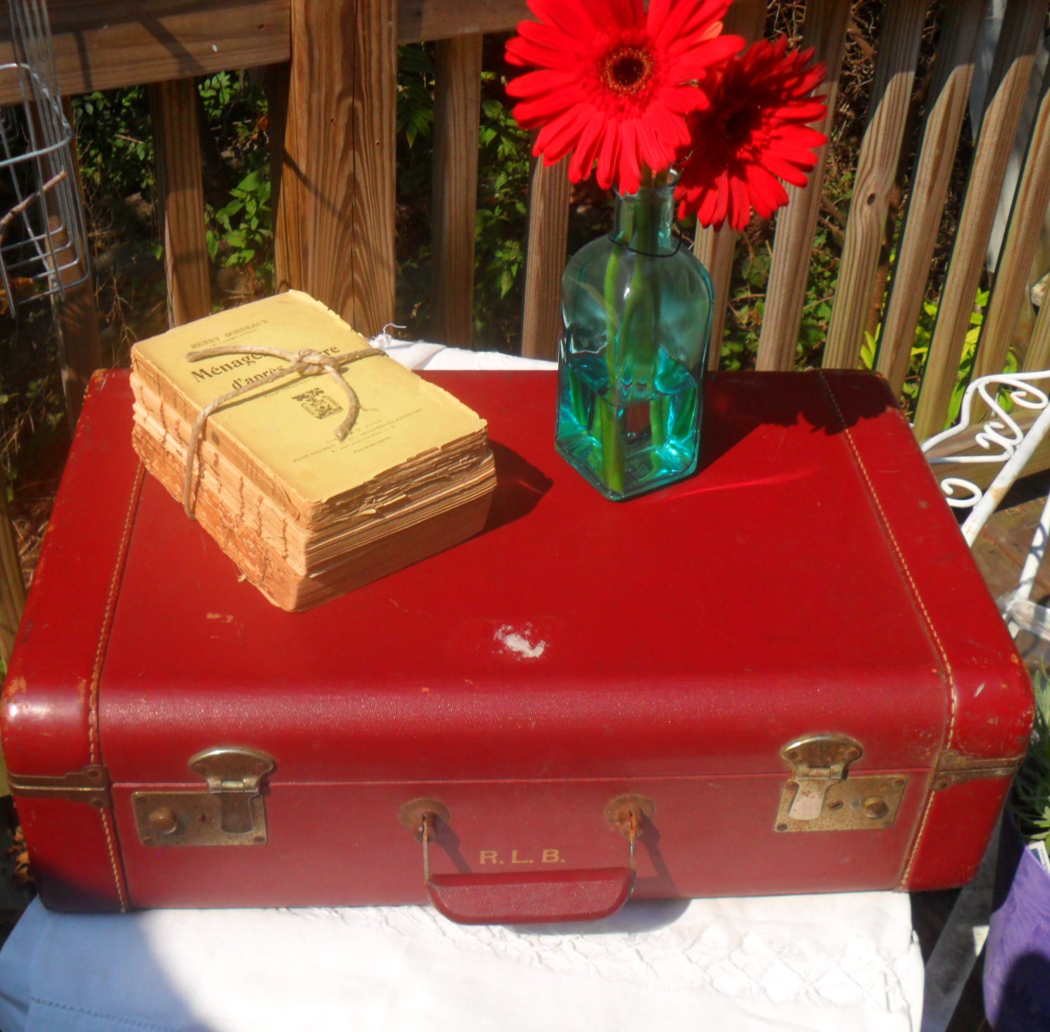 DECORATING WITH SUITCASES OF THE PAST