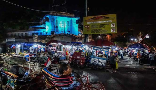 Terletak  tidak terlalu jauh dari kota Jakarta 10 TEMPAT WISATA BUDAYA TERBAIK DI YOGYAKARTA, INDONESIA