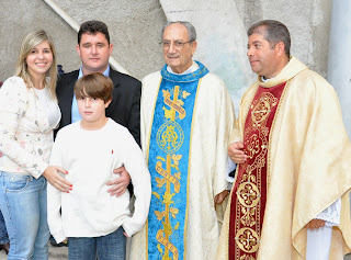 Prefeito Arlei e família com Monsenhor Paulo Daher e o Padre Jorge