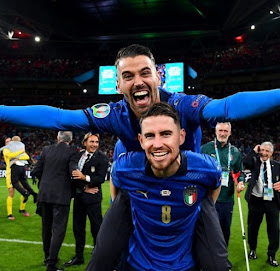 Spinazzola e Jorginho festeggiano la vittoria dell'Italia