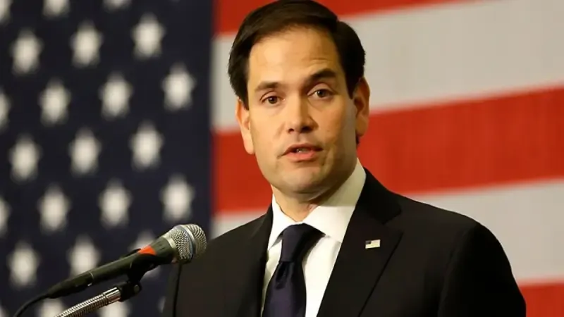 Marco Rubio en traje formal durante anuncio oficial en Casa Blanca como nuevo Asesor de Seguridad Nacional junto al presidente Trump