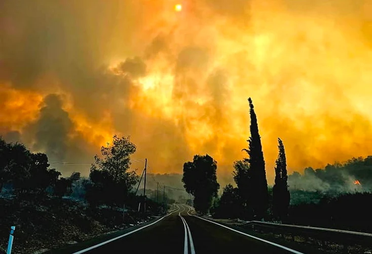 Η χώρα φλέγεται για μια ακόμα φορά. Καμένα σπίτια και κόποι μιας ολόκληρης ζωής, καμένη γη και στάχτη...