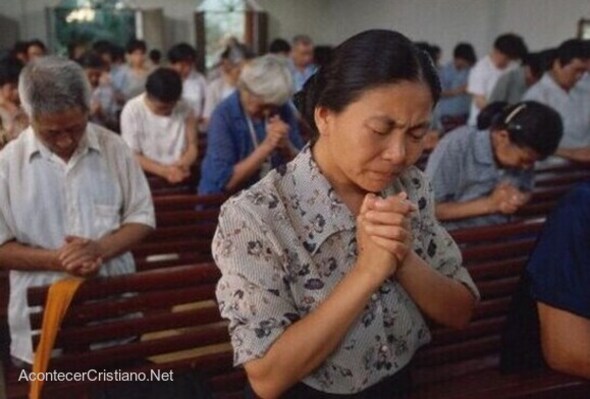 Cristiana norcoreana orando en una iglesia