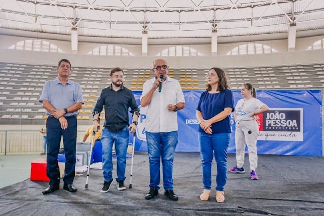 Cícero Lucena acompanha último dia de entrega dos cartões do Pão e Leite no Ronaldão