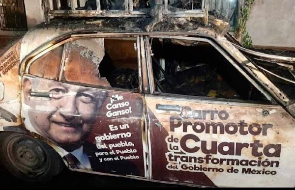 PRIANISTAS Queman Datsun 1975 con gasolina por estar rotulado con AMLO en Durango ¿Te parece justo?