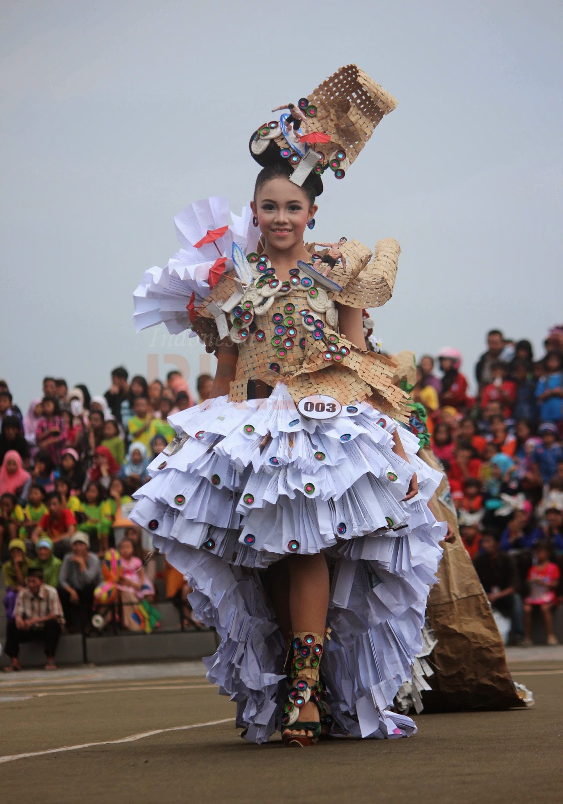  baju  dari bahan bekas  green recycle fashion parade busana 