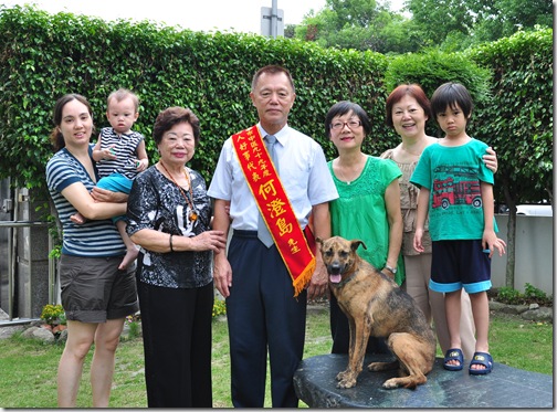 2010年好人好事代表何澄島家庭照