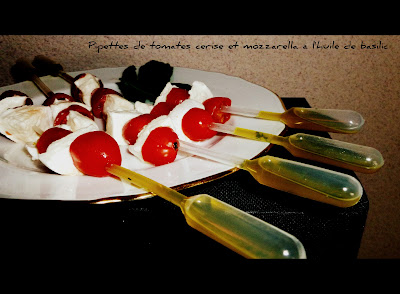 image Pipettes de tomates cerise et mozzarella à l'huile de basilic