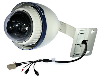 Một chiếc camera giám sát loại có dây