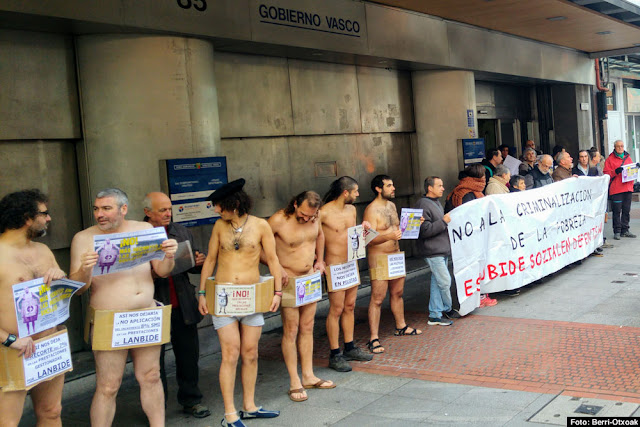 Protestan desnudos porque el Gobierno Vasco no aplicará el aumento del SMI a la RGI