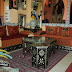 Salon marocain traditionnel / des tables, des coins et des banquettes...