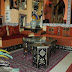 Salon marocain traditionnel / des tables, des coins et des banquettes...