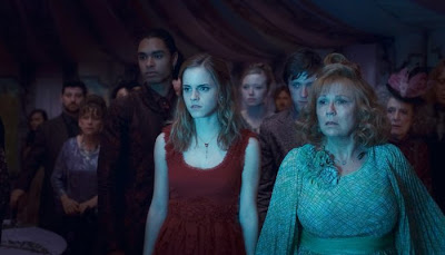 Hermione e Molly na festa em Harry Potter e As Relíquias da Morte - parte 1