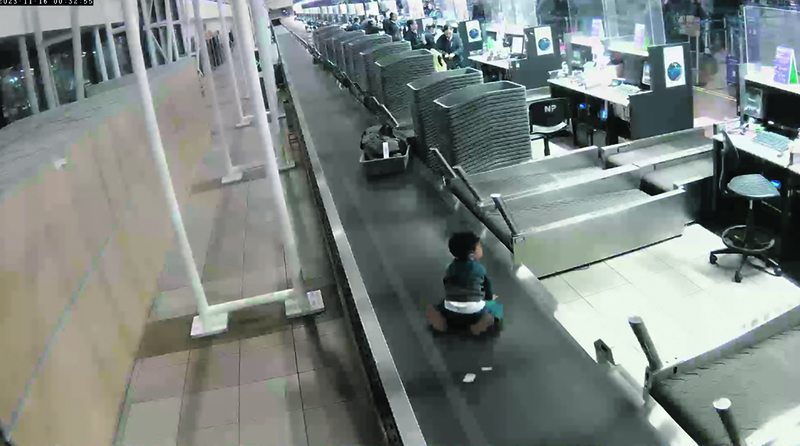 Niño se paseó por el Aeropuerto de Santiago en cinta de equipaje