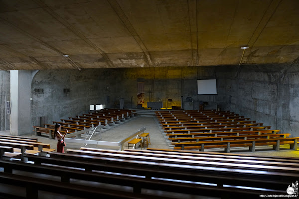 Nevers - Eglise Sainte-Bernadette du Banlay, Part. 2<br /> Architectes: Claude Parent, Paul Virilio (Architecture Principe)<br /> Avec Odette Ducarre (maquette des vitraux), Morice Lipsi (Mobilier) Construction: 1963 - 1966