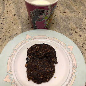 Granola cookies tout chocolat et noisettes sans cuisson, ni huile ni beurre avec une tasse de lait