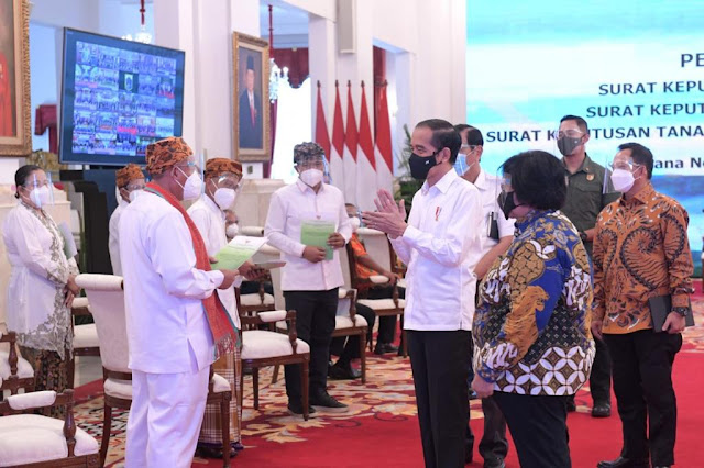 Presiden Jokowi Serahkan SK Pengelolaan Hutan Sosial, Hutan Adat, dan TORA se-Indonesia