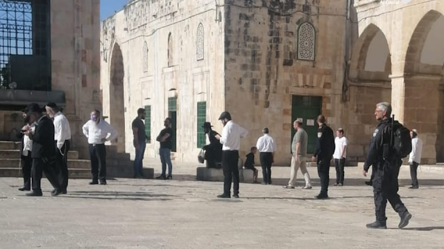 Scores of Israeli settlers storm Al Aqsa complex in Jerusalem