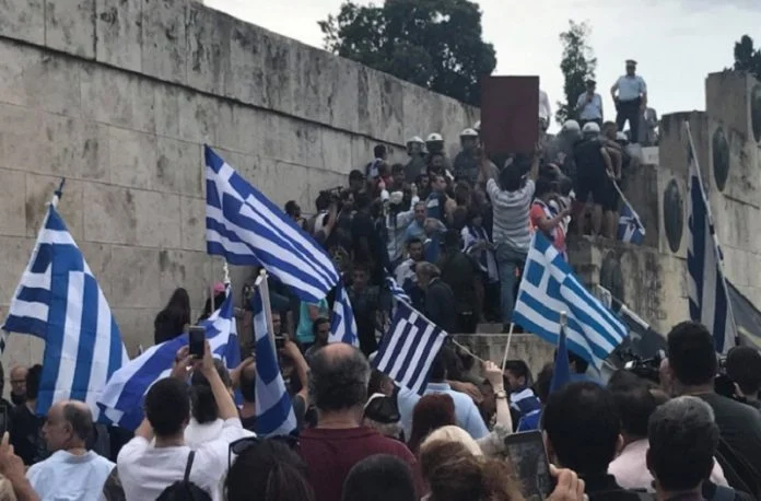 Έτρεχαν να γλυτώσουν οι βουλευτές μετά την προδοσία της Μακεδονίας (Βίντεο)