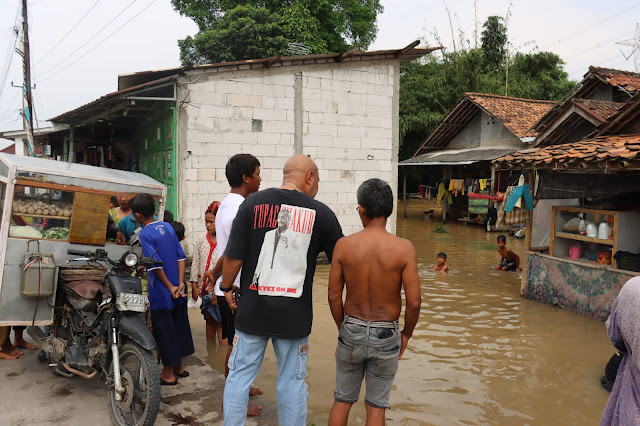 Kapolres Serang Berikan Bantuan Langsung Berupa Sembako  dan Minuman Kepada Warga Korban Banjir