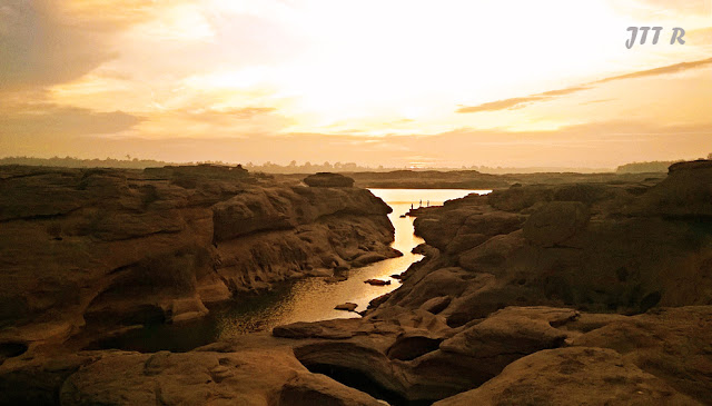 สามพันโบก