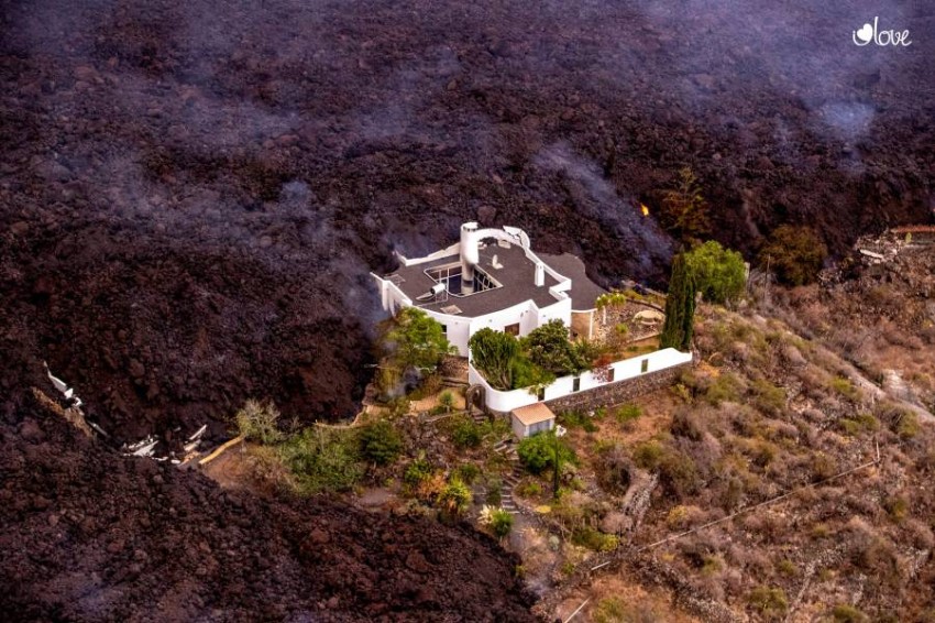 A house miraculously escapes from the volcano of the Spanish island of La Palma The volcanic eruption on the small island of La Palma, one of the Spanish Canary Islands, destroyed hundreds of homes, but one miraculously survived.