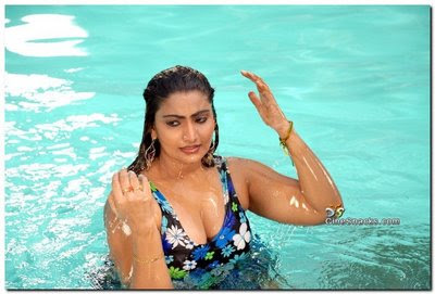 Indian Girls in Water Photos Showing Boobs