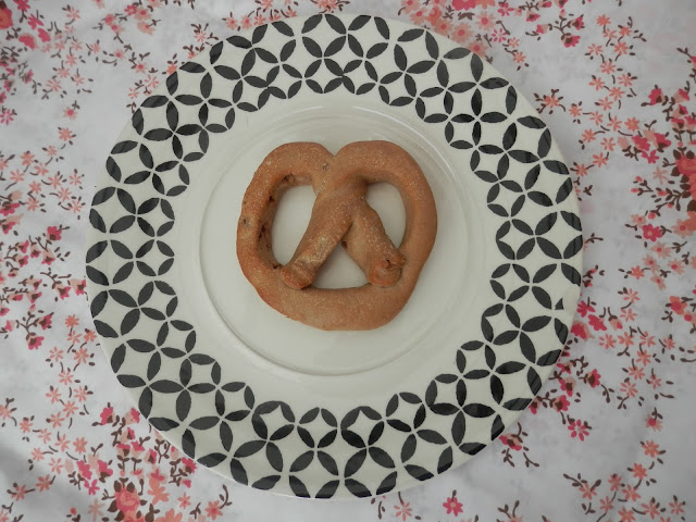 New York Bakery Co. cinnamon pretzel.  What do vegans eat at Christmas?  Seasonal vegan treats and snack ideas.  secondhandsusie.blogspot.co.uk #veganblogger #ukvegan #vegan